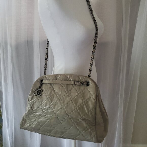 VINTAGE CHANEL Shoulder Bag, Light Gray Leather - Picture 12 of 16